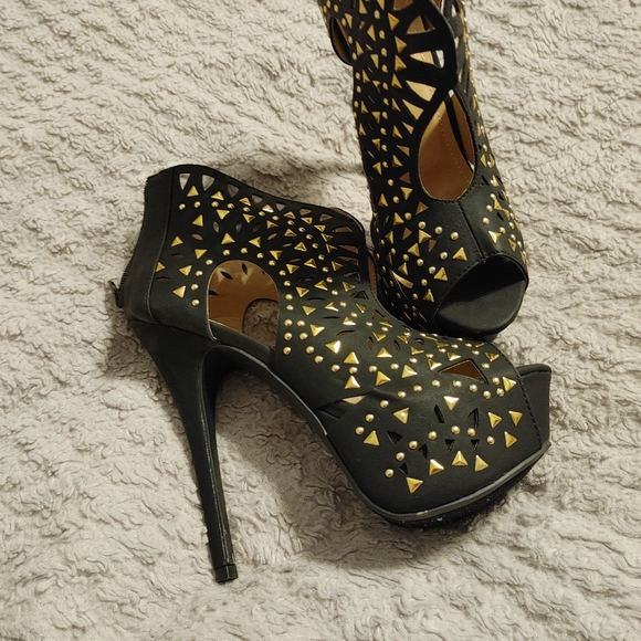 New Studded Pumps - Picture 1 of 4
